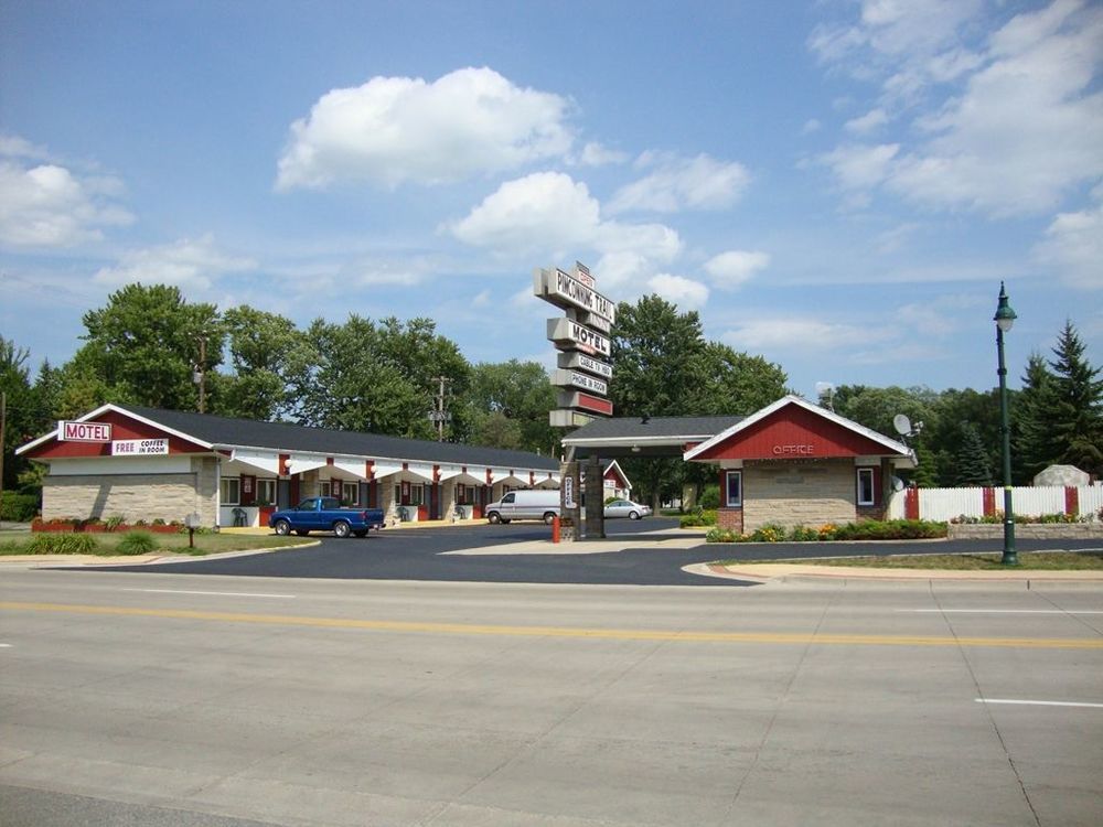 Pinconning Trail Inn Motel Buitenkant foto