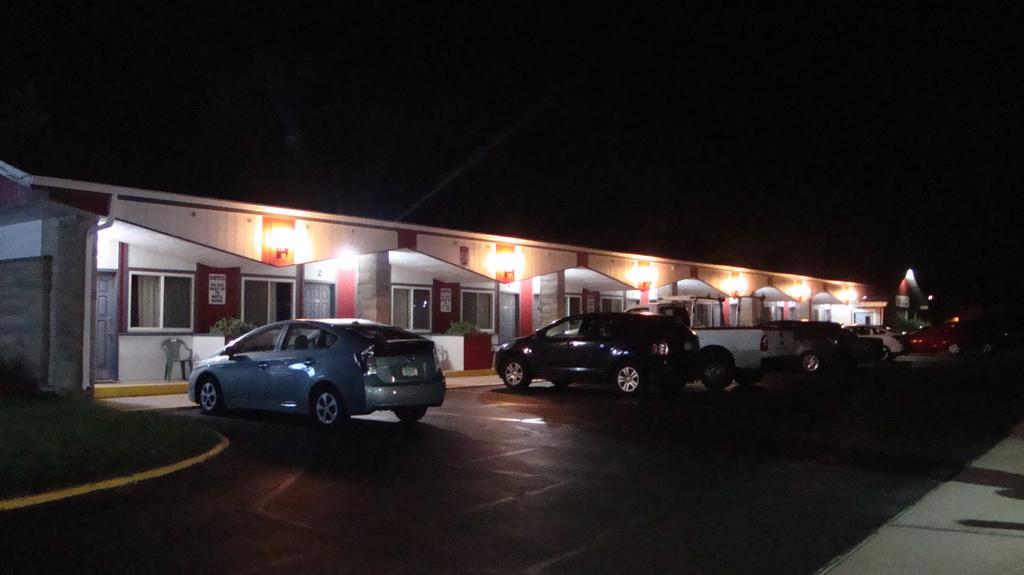 Pinconning Trail Inn Motel Buitenkant foto