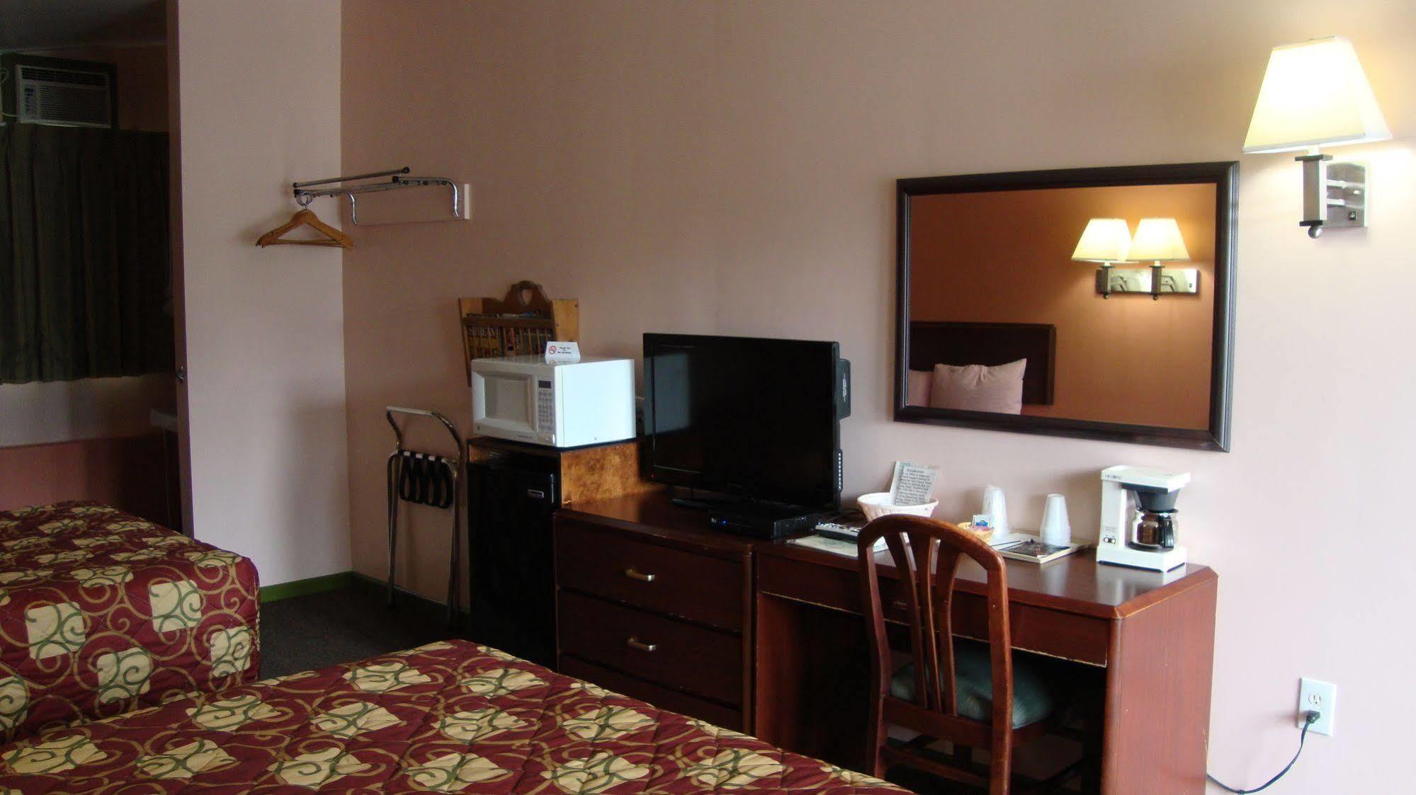 Pinconning Trail Inn Motel Buitenkant foto