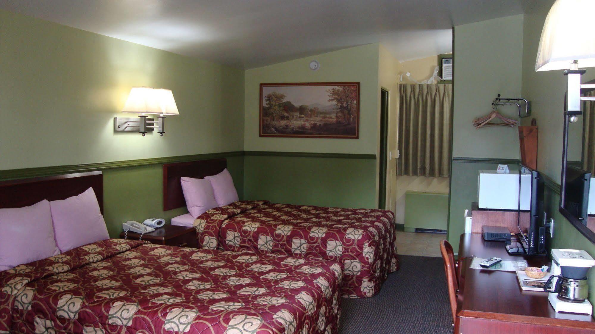 Pinconning Trail Inn Motel Buitenkant foto