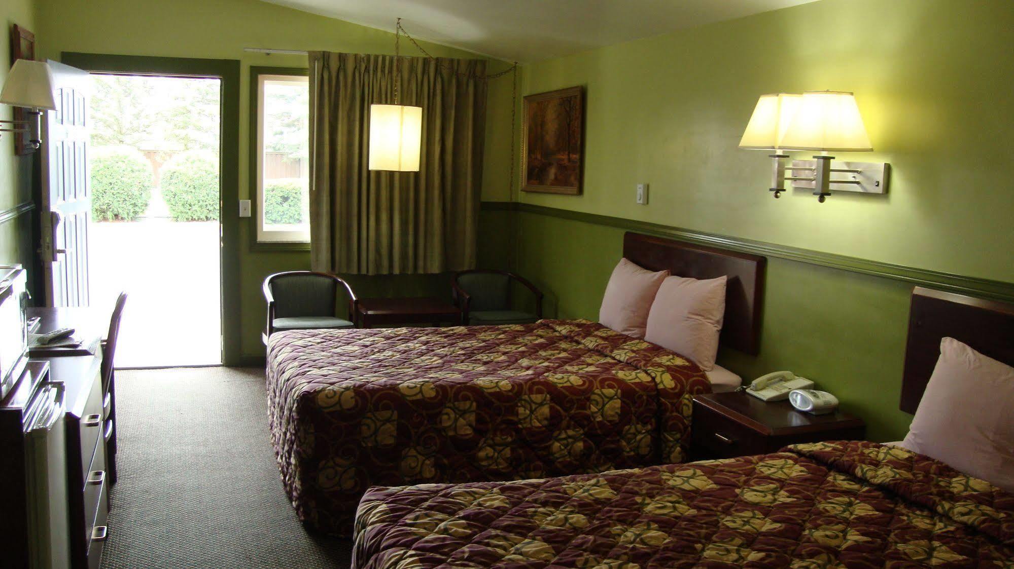 Pinconning Trail Inn Motel Buitenkant foto