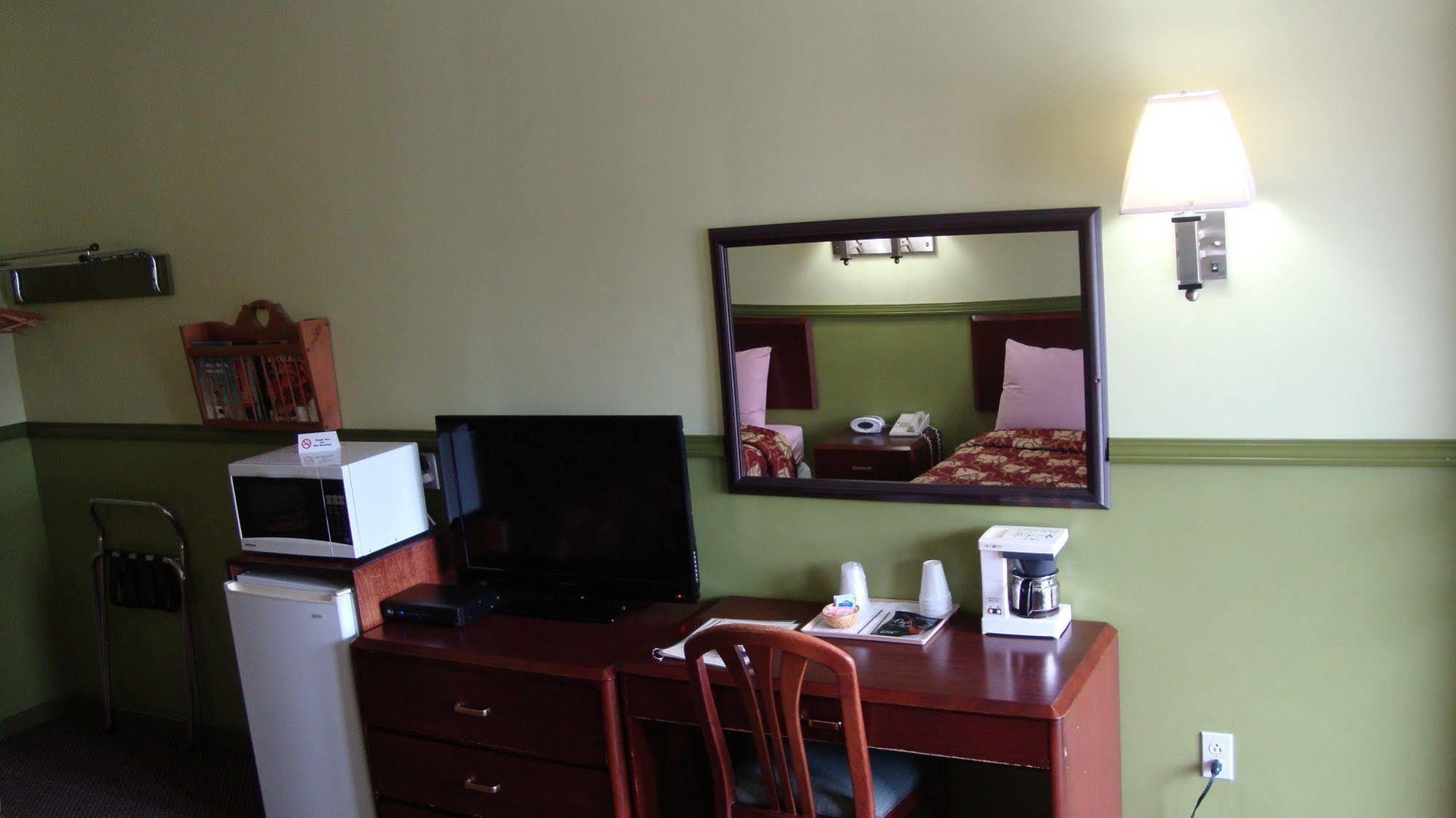 Pinconning Trail Inn Motel Buitenkant foto