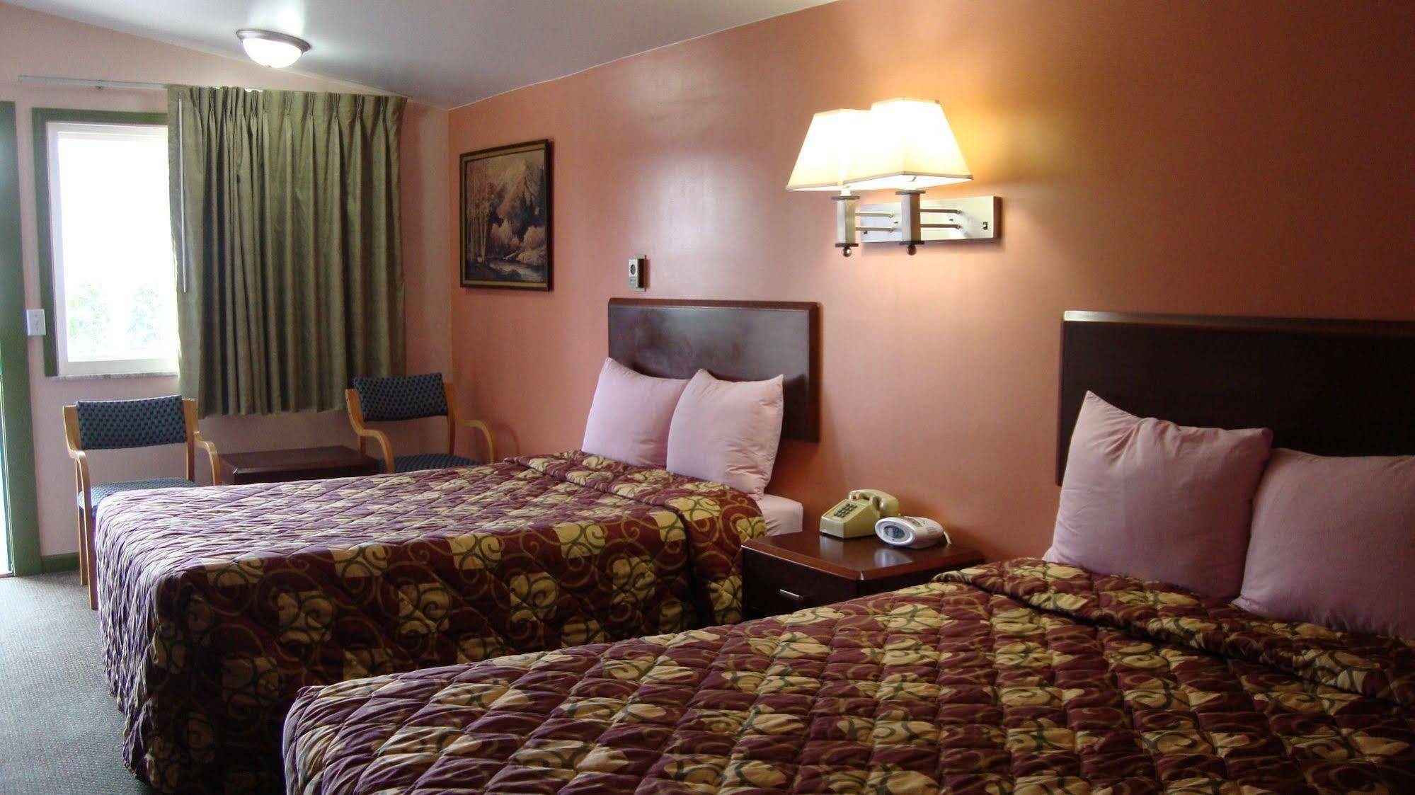 Pinconning Trail Inn Motel Buitenkant foto