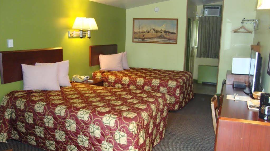 Pinconning Trail Inn Motel Buitenkant foto