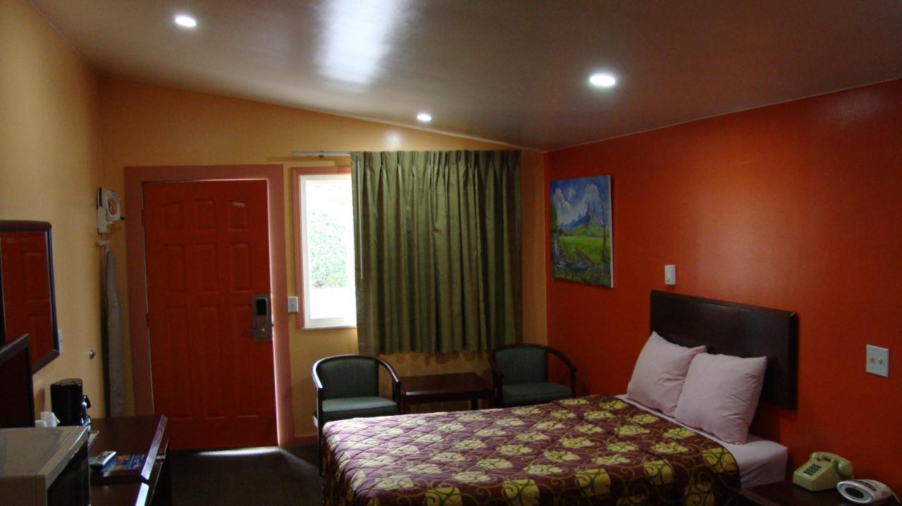 Pinconning Trail Inn Motel Buitenkant foto