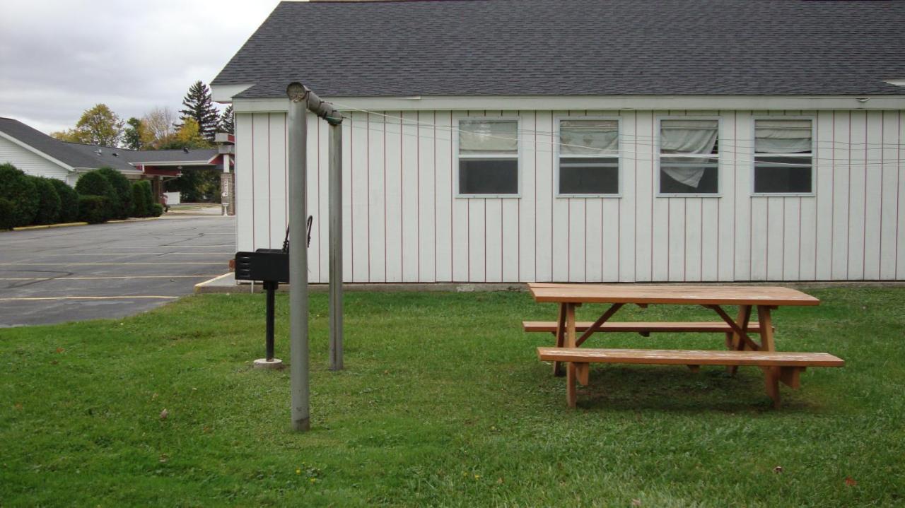 Pinconning Trail Inn Motel Buitenkant foto